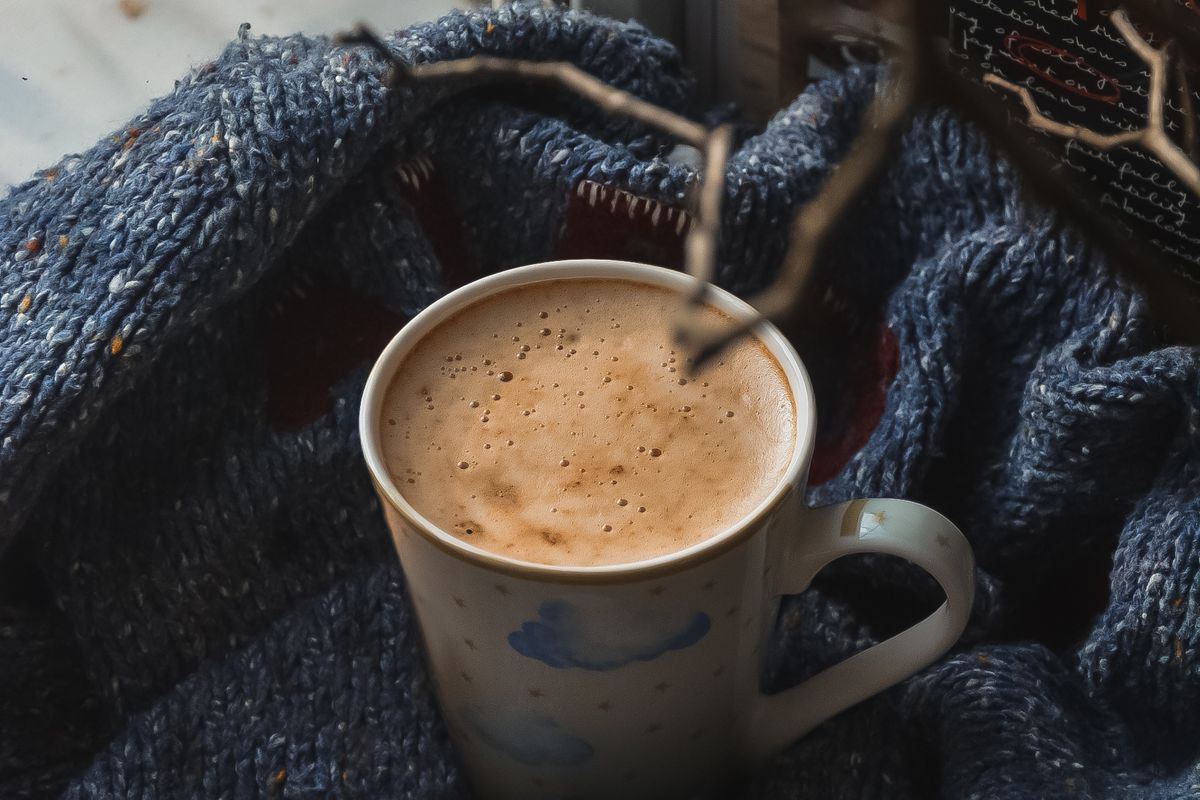 ブランケットに包まれたあたたかいコーヒー