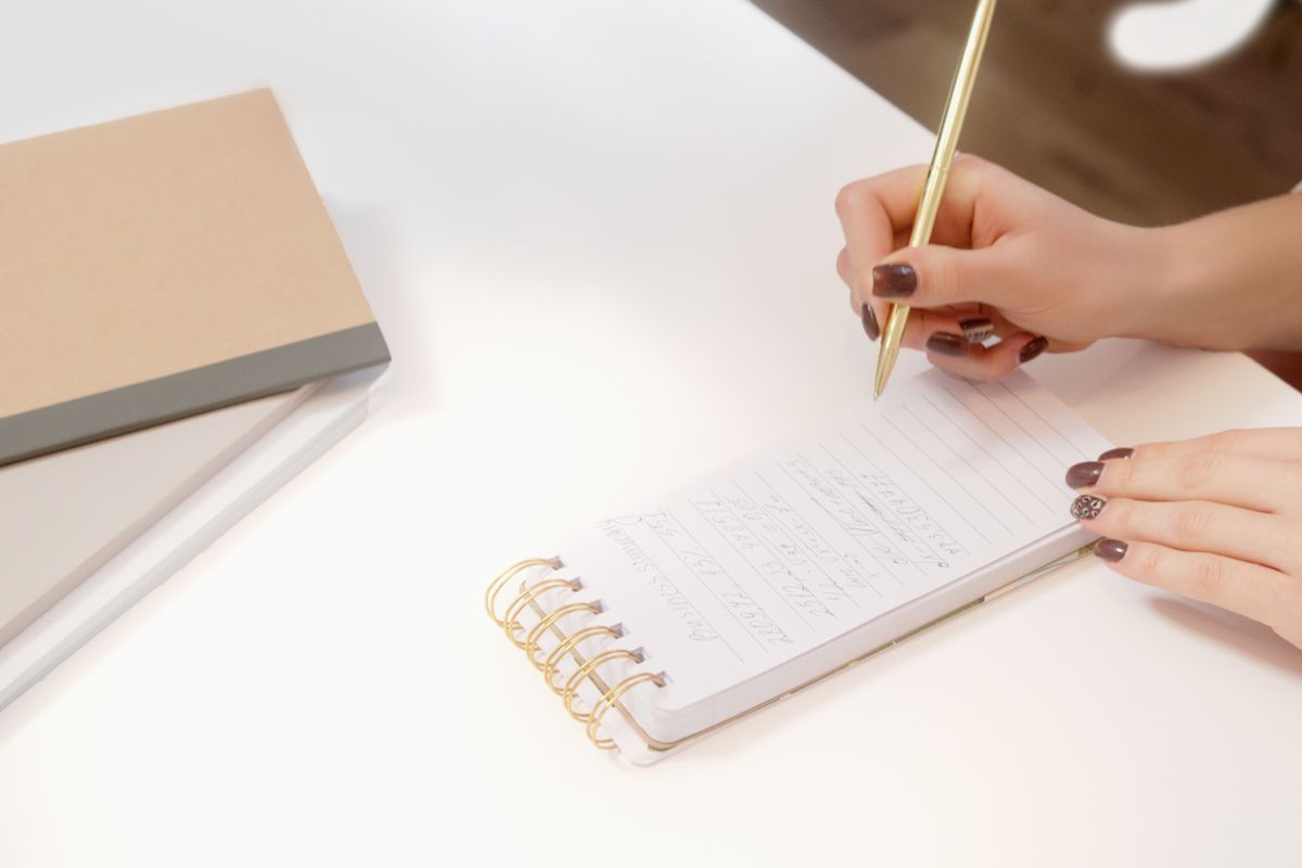 ノートに気持ちを書き出す手元